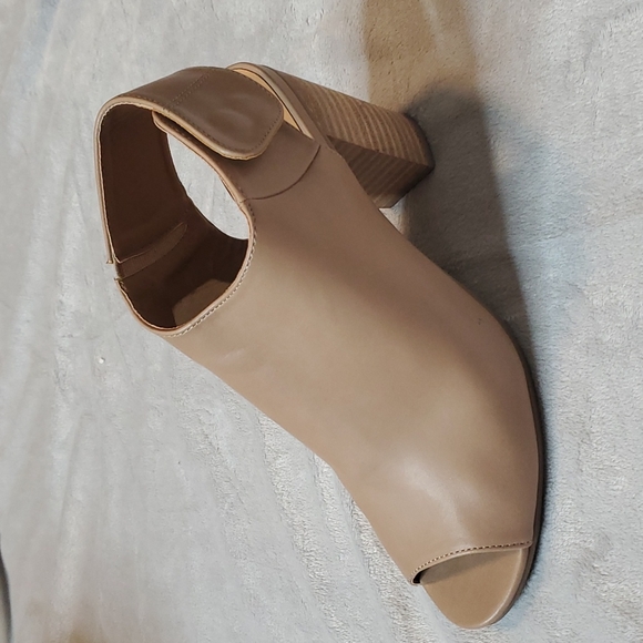 Le Chateau Wedges Open Toe Size 8 Snap Button Closure - Picture 2 of 8